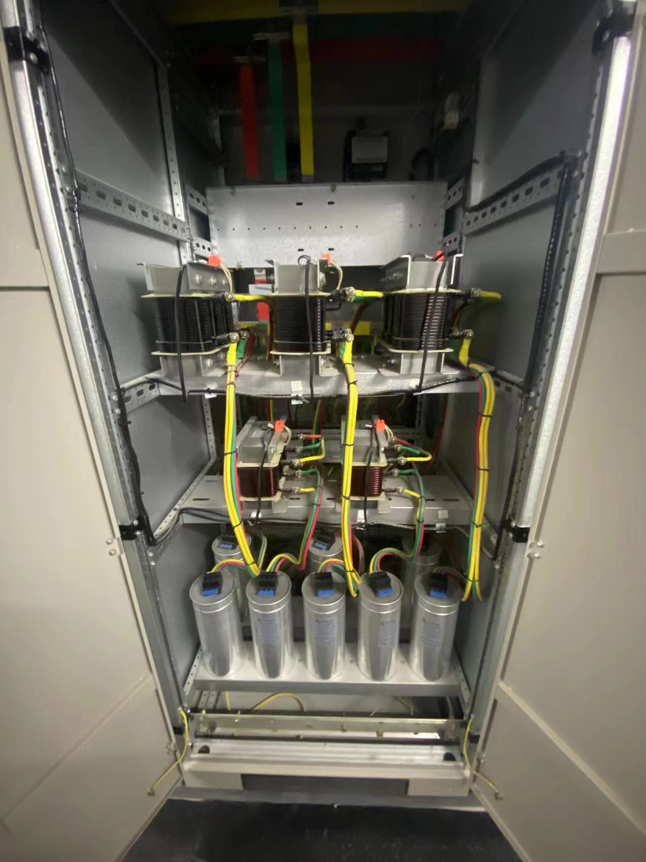 電力電容器現(xiàn)場圖